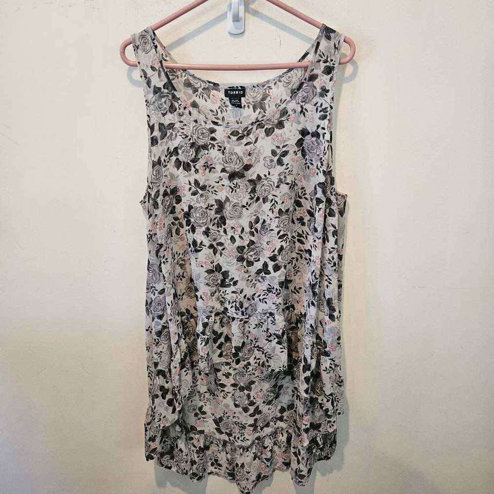Women's Torrid Plus 2X Gray Pink Floral Ruffle Hem Sleeveless High-Low Top - Picture 2 of 9